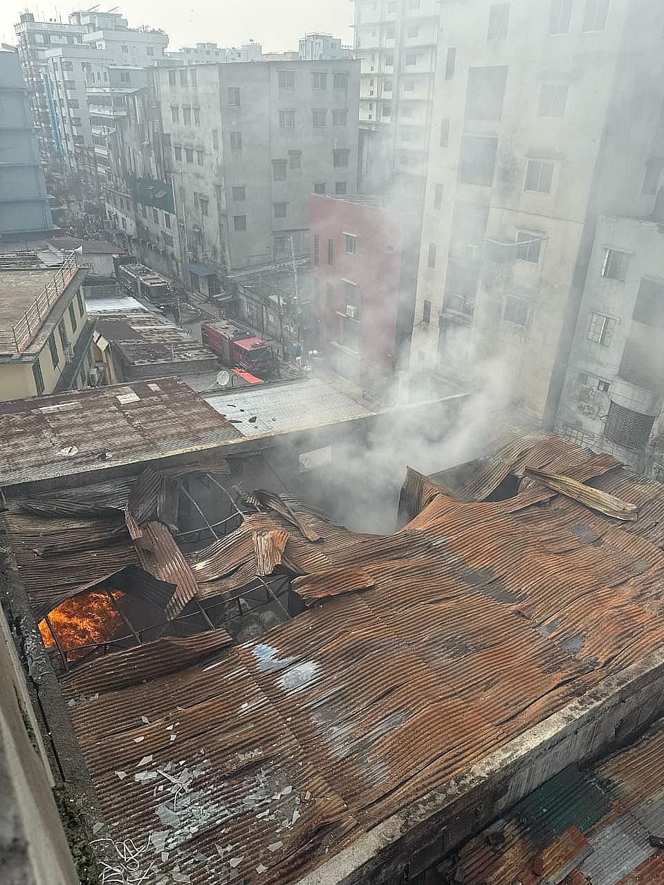 রাজধানীর মিরপুরের শিয়ালবাড়িতে একটি পোশাক কারখানা ও একটি রাসায়নিকের গুদামে আগুন লাগে