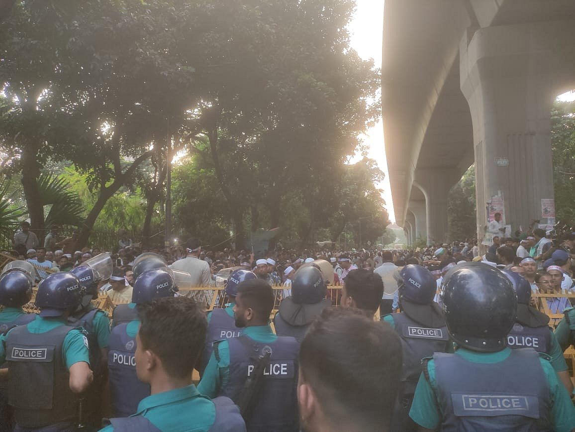 হাইকোর্ট মোড়ে পৌঁছলে পুলিশ শিক্ষক-কর্মচারীদের বাধা দেয়