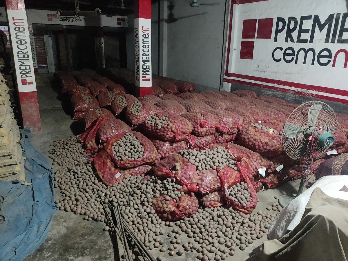 জয়পুরহাটের আক্কেলপুরে বীজ আলুর জন্য রাখা মোড়কজাত বস্তা কেটে দেওয়া হয়। গতকাল সোমবার বিকেলে উপজেলার কলেজ বাজার এলাকায়