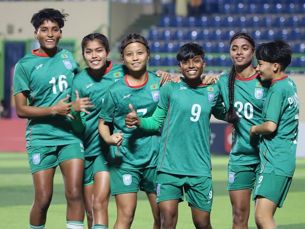 অনূর্ধ্ব–১৭ দলের সতীর্থদের সঙ্গে মামণি চাকমা (বাঁ থেকে তৃতীয়)