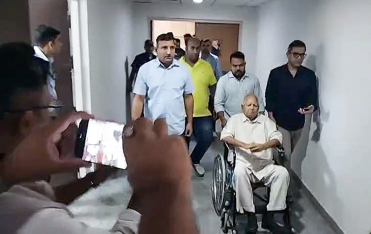 দিল্লির রাউস অ্যাভিনিউ আদালতে রাষ্ট্রীয় জনতা দলের (আরজেডি) নেতা লালু প্রসাদ যাদব। ১৩ অক্টোবর ২০২৫, নয়াদিল্লি