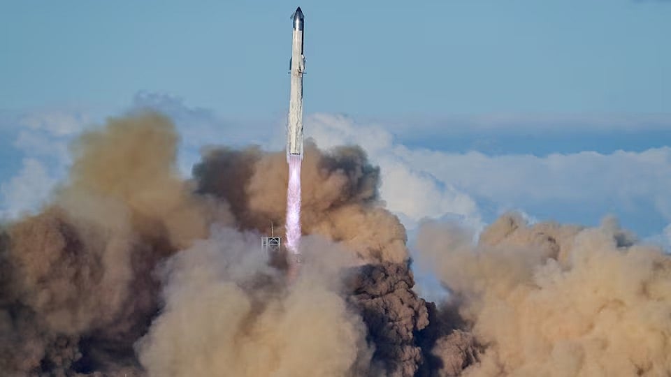 স্পেসএক্সের স্টারশিপ রকেট যুক্তরাষ্ট্রের টেক্সাসের দক্ষিণাঞ্চল থেকে সফলভাবে পরীক্ষামূলক উড্ডয়ন সম্পন্ন করেছে