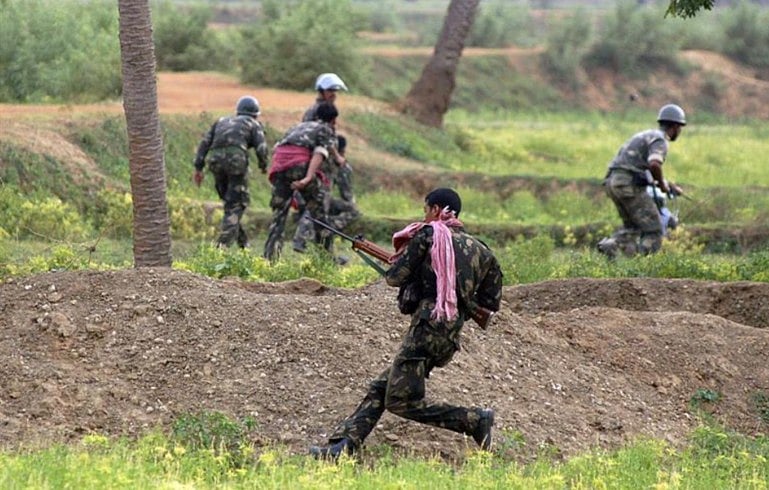 মাওবাদী বিদ্রোহীদের সঙ্গে বন্দুকযুদ্ধের সময় ভারতের নিরাপত্তা বাহিনীর সদস্যরা