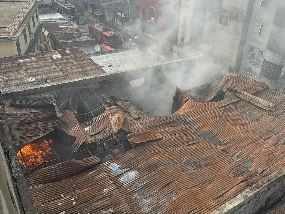 অগ্নিকাণ্ডস্থল থেকে নয়জনের মরদেহ উদ্ধারের কথা জানিয়েছে ফায়ার সার্ভিস