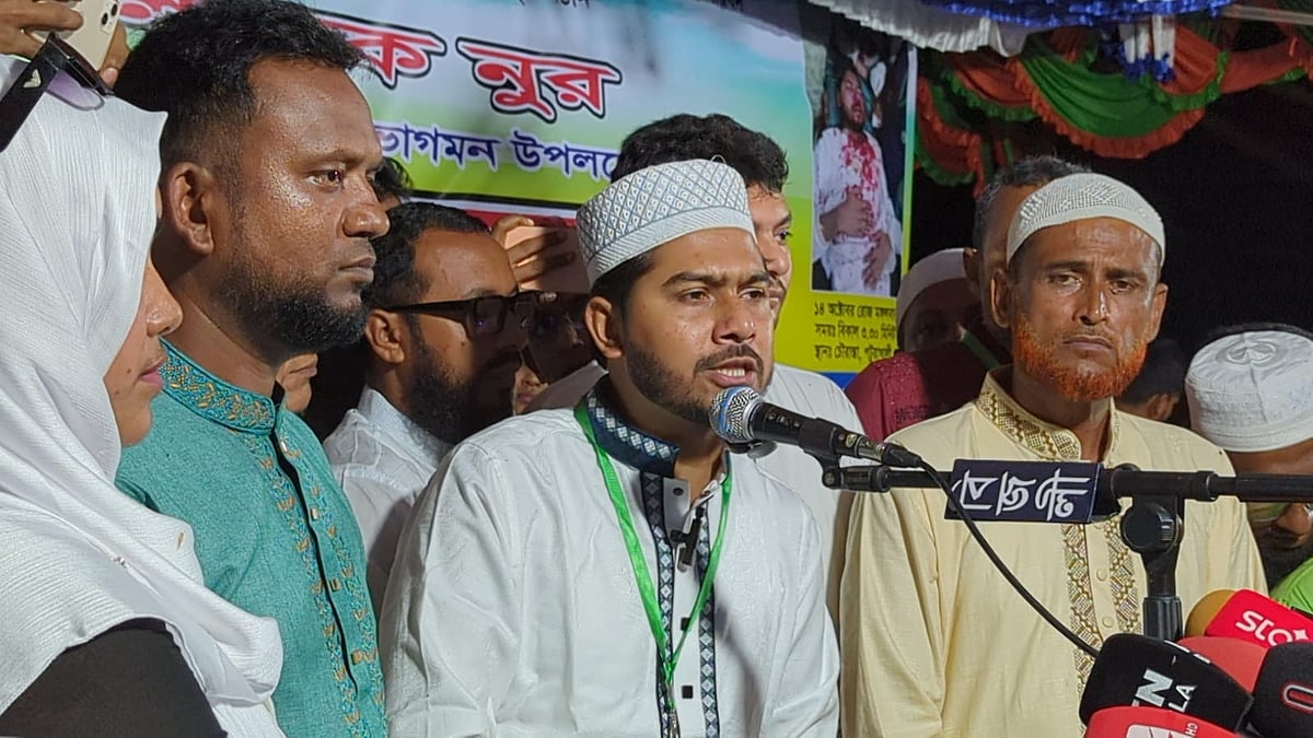 পটুয়াখালী শহরে পথসভায় বক্তব্য দেন গণ অধিকার পরিষদের সভাপতি নুরুল হক। মঙ্গলবার সন্ধ্যায় জেলা শহরের বড় চৌরাস্তার প্রধান সড়কে