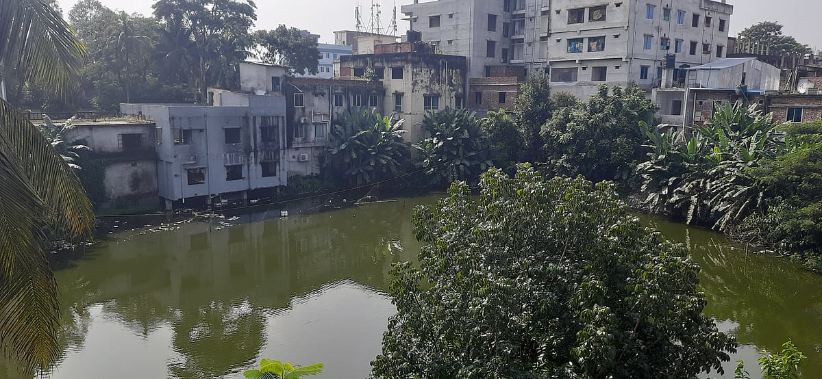 ভোলা শহরের প্রাণকেন্দ্রে ঐতিহ্যবাহী বাংলা স্কুল পুকুরের চারপাশ দখল হয়ে গেছে। সোমবার তোলা