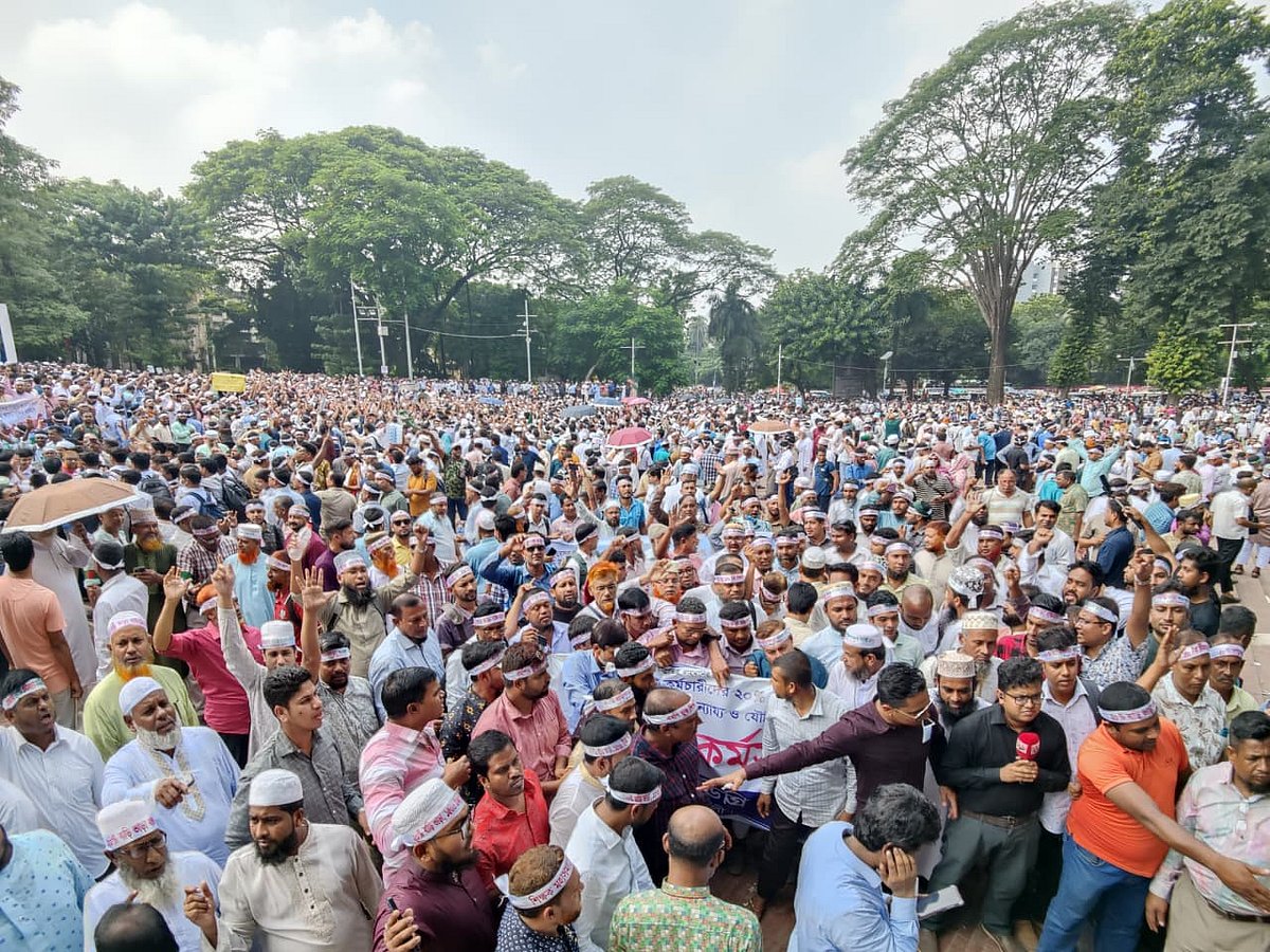 তিন দফা দাবিতে আন্দোলন করছেন এমপিওভুক্ত শিক্ষক-কর্মচারীরা। কেন্দ্রীয় শহীদ মিনার, ঢাকা। ২৪ অক্টোবর ২০২৫