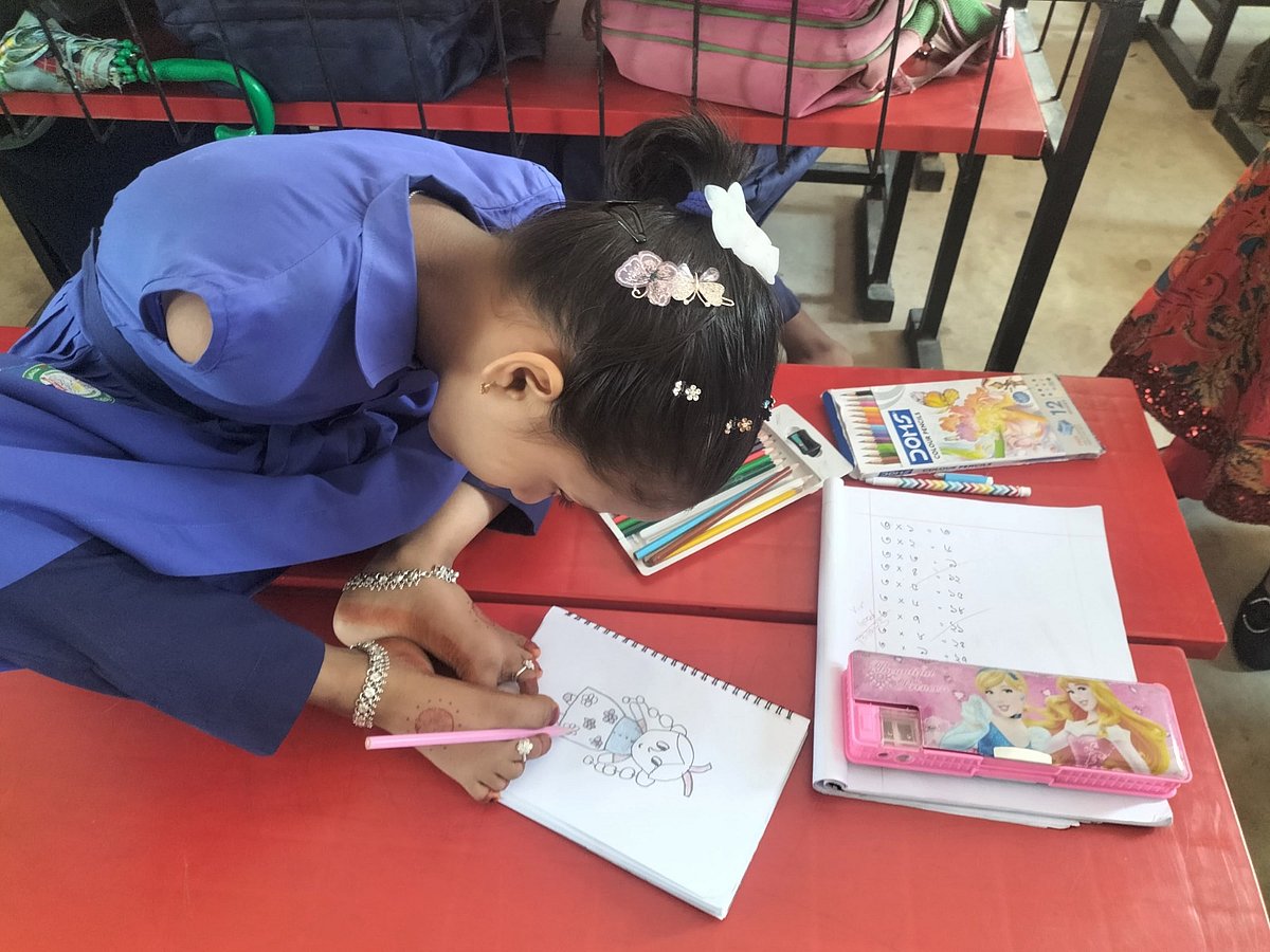 দুই হাত নেই। পা দিয়েই লিখতে ও আঁকতে পারে হুমায়রা সুলতানা। মৌলভীবাজারের কমলগঞ্জের শমশেরনগর সরকারি প্রাথমিক বিদ্যালয়ে