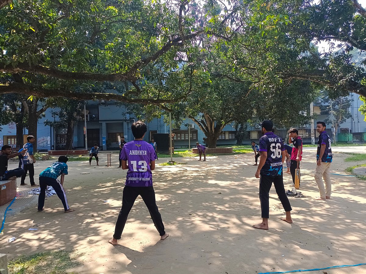 নির্ঝঞ্ঝাট ক্যাম্পাসে ক্রিকেট খেলছেন একদল শিক্ষার্থী। আজ বেলা পৌনে ১১টার দিকে রাজশাহী বিশ্ববিদ্যালয়ের পরিবহন মার্কেটে