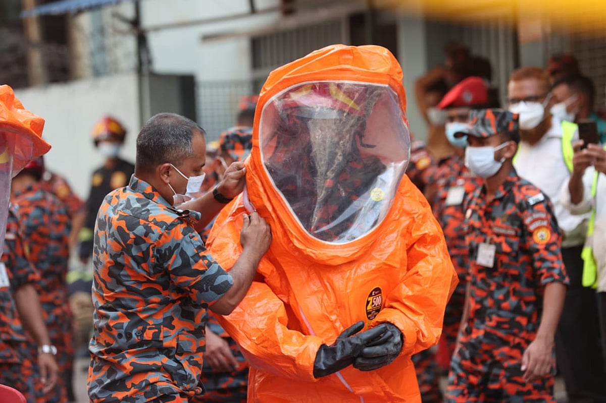 ঢাকার  মিরপুরের শিয়ালবাড়িতে আগুনে পুড়ে যাওয়া রাসায়নিক গুদামে ফায়ার সার্ভিসের অভিযানের প্রস্তুতি। আজ বুধবার সকালে