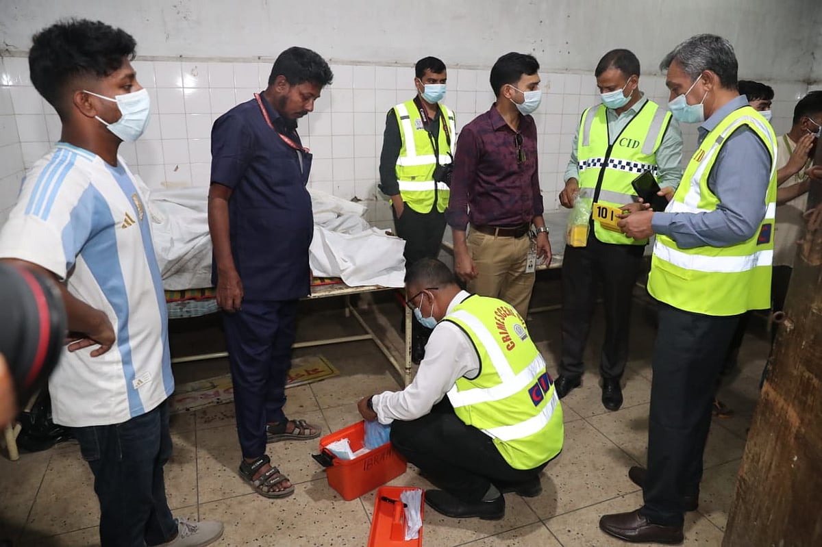 নিহতদের ডিএনএ  নমুনা সংগ্রহ করে সিআইডি। ঢাকা মেডিকেল কলেজের মর্গ। ১৫ অক্টোবর