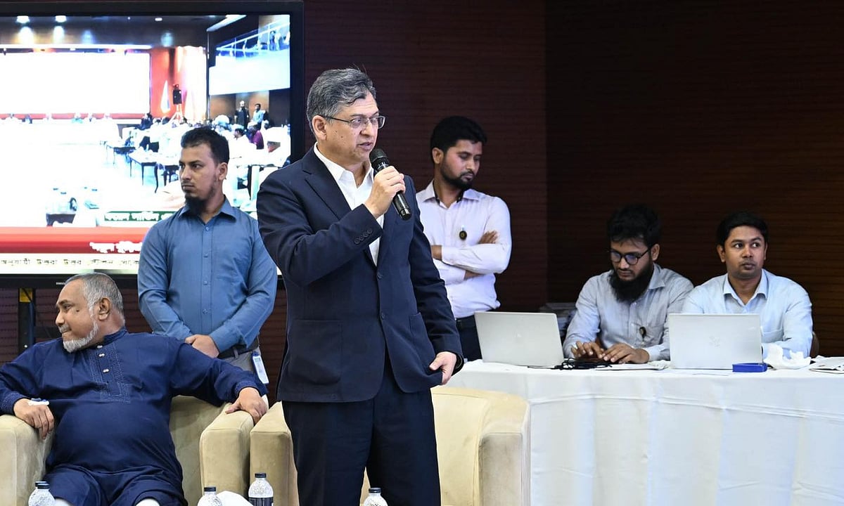 প্রধান উপদেষ্টা অধ্যাপক মুহাম্মদ ইউনূসের সভাপতিত্বে রাজনৈতিক দলগুলোর সঙ্গে জাতীয় ঐকমত্য কমিশনের বৈঠকে বক্তব্য দেন বিএনপি নেতা সালাহউদ্দিন আহমদ। আজ বুধবার সন্ধ্যায় রাজধানীর ফরেন সার্ভিস একাডেমিতে