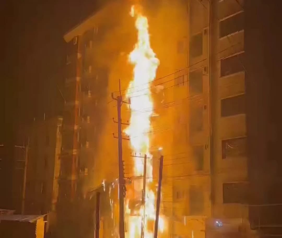 বিদ্যুতের ট্রান্সফরমার বিস্ফোরণের পর আগুন ছড়িয়ে পড়ে পাশের ভবনে। আজ রাতে চট্টগ্রাম নগরের বাকলিয়া এক্সেস সড়কে