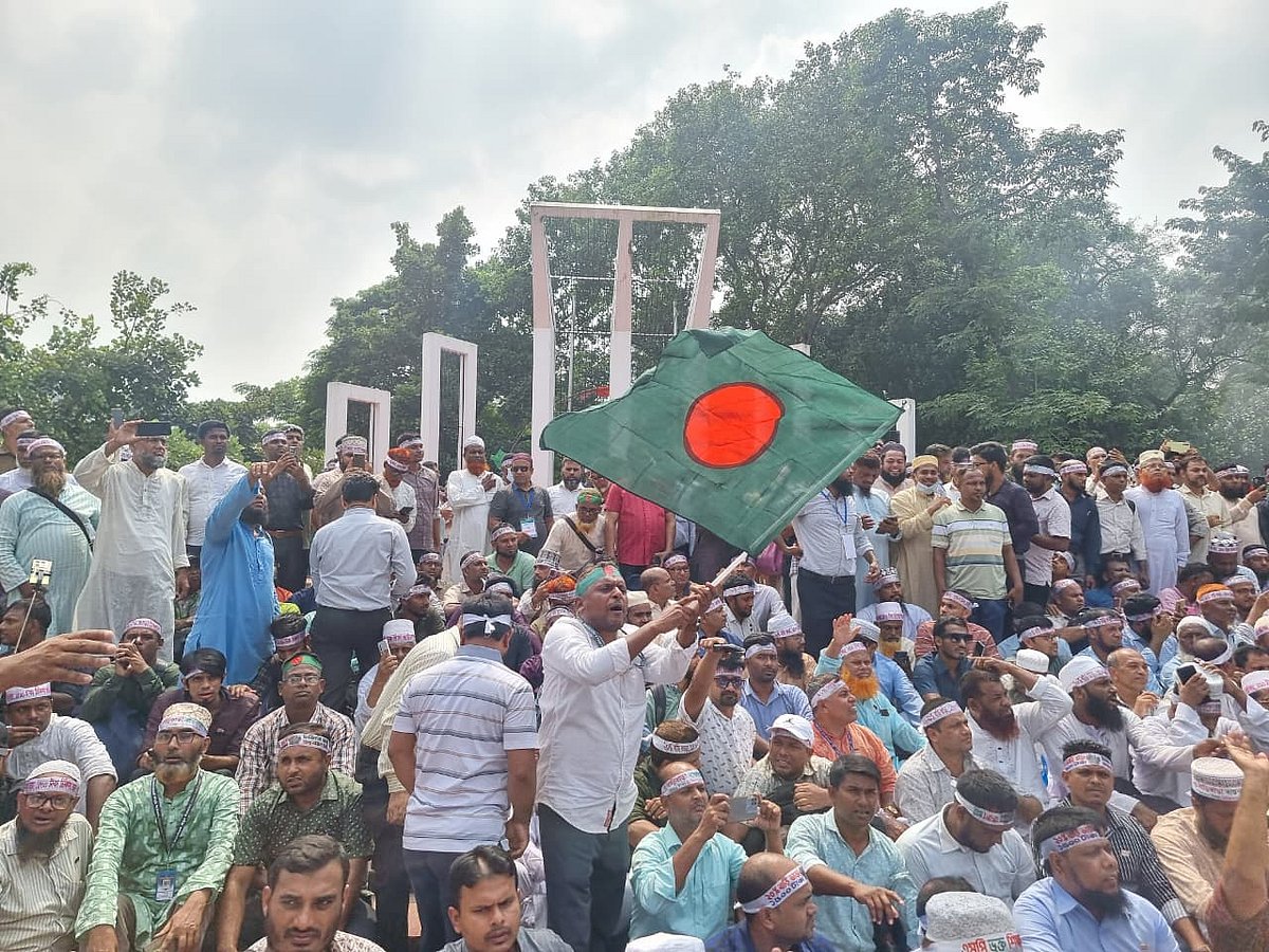 বেসরকারি শিক্ষাপ্রতিষ্ঠানের এমপিওভুক্ত শিক্ষক ও কর্মচারীদের বিক্ষোভ। আজ বুধবার রাজধানীর কেন্দ্রীয় শহীদ মিনারে