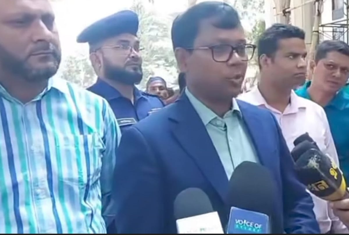 সিলেট রেলওয়ে স্টেশন পরিদর্শনে জেলা প্রশাসক সারওয়ার আলম। এ সময় তিনি সাংবাদিকদের সঙ্গে কথা বলেন। গতকাল মঙ্গলবার সকালে