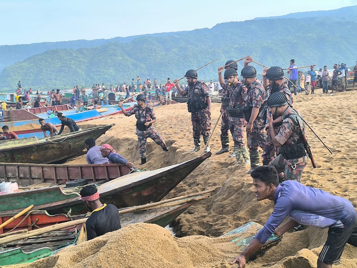 সুনামগঞ্জের তাহিরপুর উপজেলার জাদুকাটা নদে অবৈধ বালু উত্তোলন বন্ধে বিজিবির তৎপরতা। সম্প্রতি উপজেলার লাউড়েরগড় এলাকায়