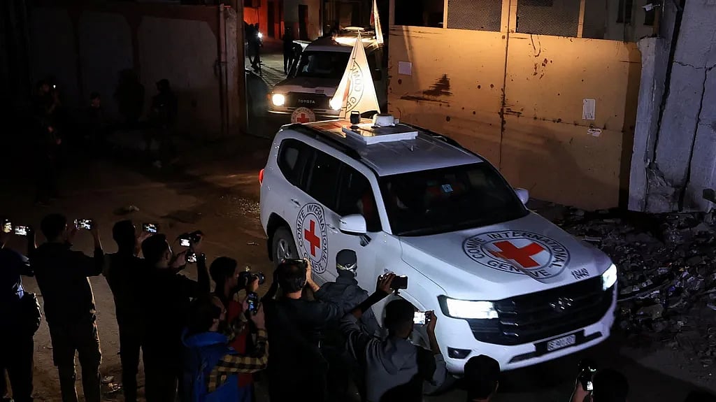 ফিলিস্তিনের গাজায় থাকা ইসরায়েলি জিম্মিদের মরদেহ রেডক্রসের গাড়িতে করে ইসরায়েলে নিয়ে যাওয়া হয়