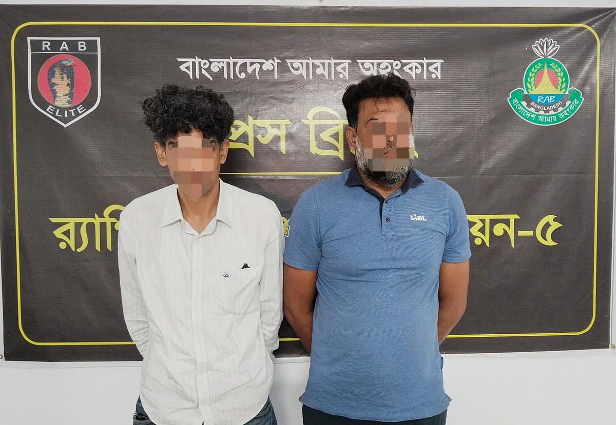 র্যাবের অভিযানে গ্রেপ্তার যাবজ্জীবন সাজাপ্রাপ্ত দুই ভাই। বুধবার সকালে রাজশাহী নগরের বড় বনগ্রাম এলাকায়