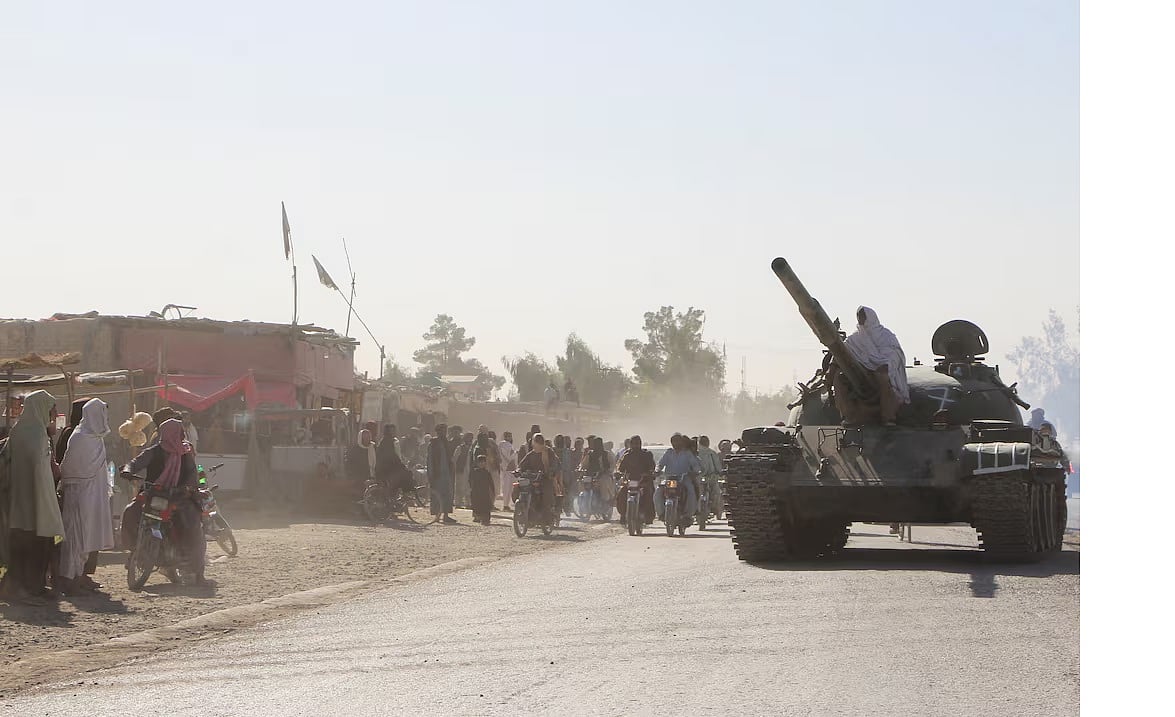 আফগানিস্তানের দক্ষিণাঞ্চলীয় কান্দাহার প্রদেশের পাকিস্তান সীমান্তবর্তী এলাকায় ট্যাংকের ওপর এক তালেবান সেনাসদস্য। ১৫ অক্টোবর ২০২৫, স্পিন বোল্ডাক