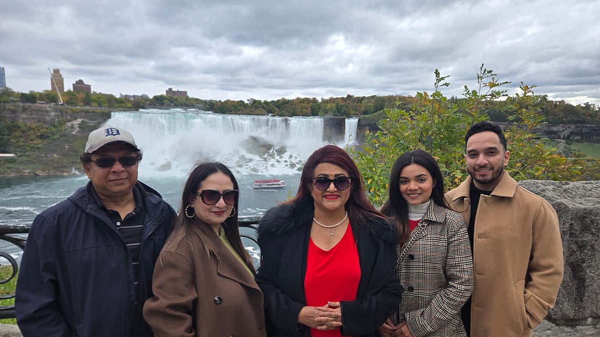 কানাডায় রাজ্জাকের ছেলে বাপ্পী ও তাঁর স্ত্রী হ্যাপী এবং বাপ্পীর ছেলে তাহমিদ ও তাঁর স্ত্রীর সঙ্গে ববিতা।