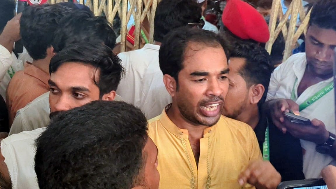 চাকসুর ভোট নিয়ে নানা অভিযোগ তুলে ধরেন চট্টগ্রাম বিশ্ববিদ্যালয় ছাত্রদলের সাধারণ সম্পাদক আবদুল্লাহ আল নোমান। আজ বিকেল সোয়া চারটায় ব্যবসায় প্রশাসন অনুষদ কেন্দ্রের সামনে