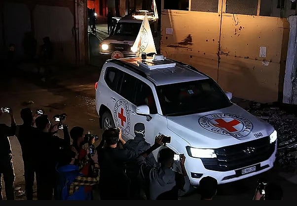 ফিলিস্তিনের গাজায় থাকা ইসরায়েলি জিম্মিদের মরদেহ রেডক্রসের গাড়িতে করে ইসরায়েলে নিয়ে যাওয়া হয়