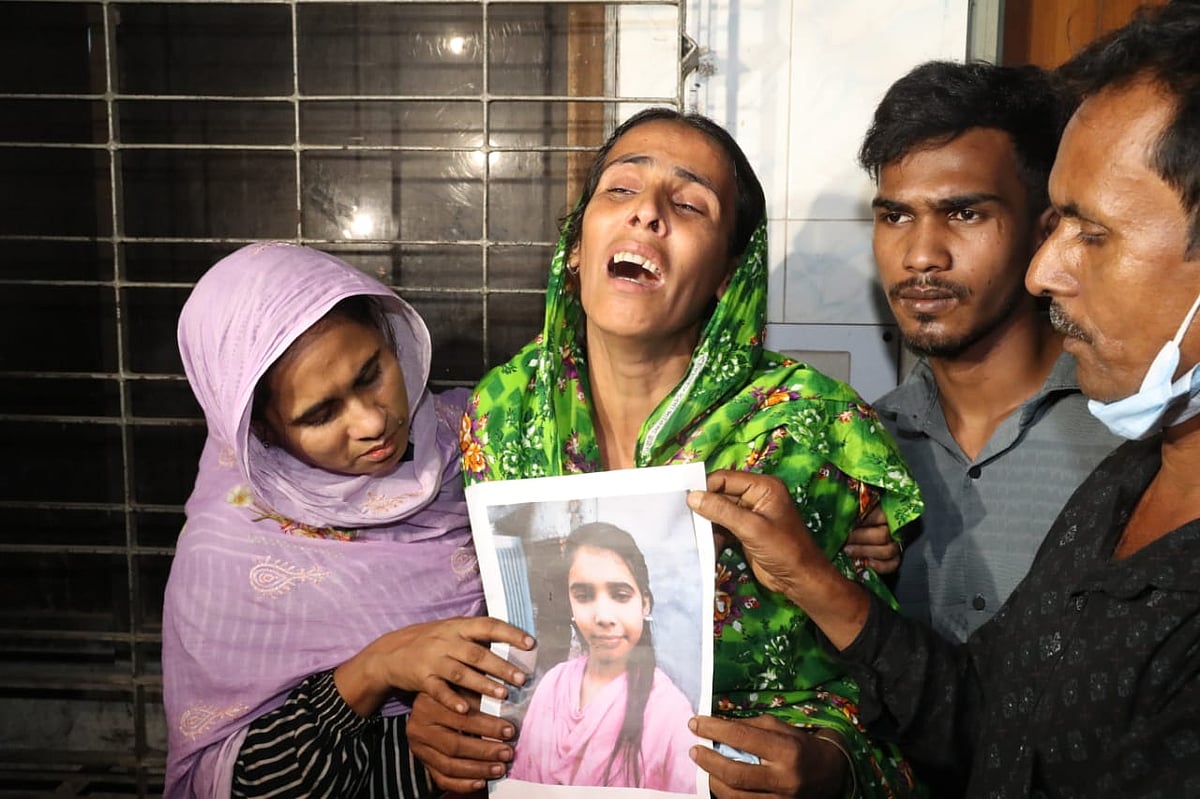 ঢাকা মেডিকেল কলেজ হাসপাতালের জরুরি বিভাগের মর্গের সামনে এক স্বজনের আহাজারি। আজ বুধবার সকালে