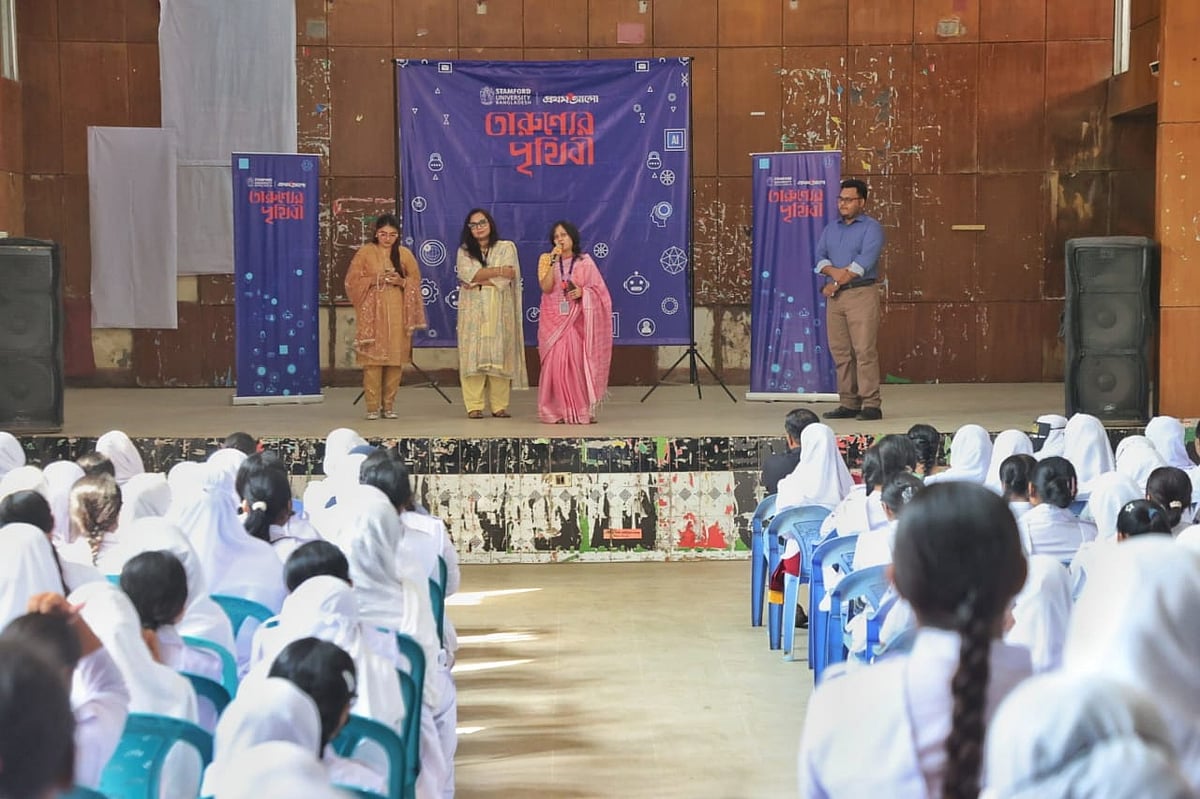 ‘তারুণ্যের পৃথিবী’ শীর্ষক আয়োজন। আজ বুধবার রাজধানীর মিরপুর গার্লস আইডিয়াল কলেজে