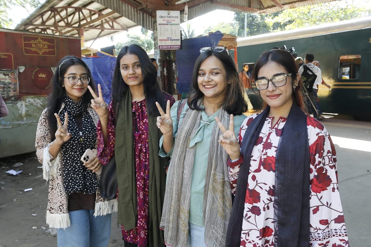 শাটল ট্রেনে চড়ে চাকসু নির্বাচনে ভোট দিতে আসা শিক্ষার্থীরা। সকাল পৌনে নয়টায় বিশ্ববিদ্যালয় রেল স্টেশনে