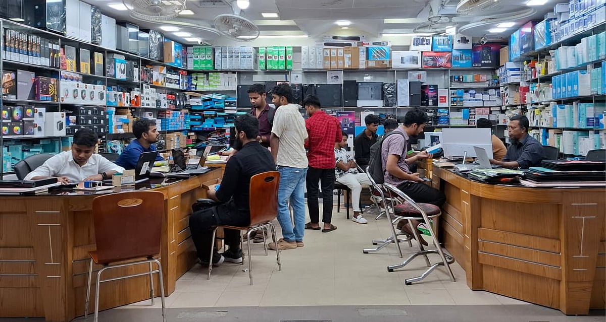 ঢাকার কম্পিউটার বাজারে প্রযুক্তিপণ্যের দাম অপরিবর্তিত রয়েছে