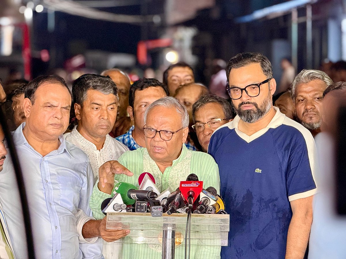 অগ্নিকাণ্ডের ঘটনাস্থল পরিদর্শন করে সাংবাদিকদের সঙ্গে কথা বলেন বিএনপির সিনিয়র যুগ্ম মহাসচিব রুহুল কবির রিজভী। মঙ্গলবার রাতে, রাজধানীর মিরপুরের শিয়ালবাড়ীতে