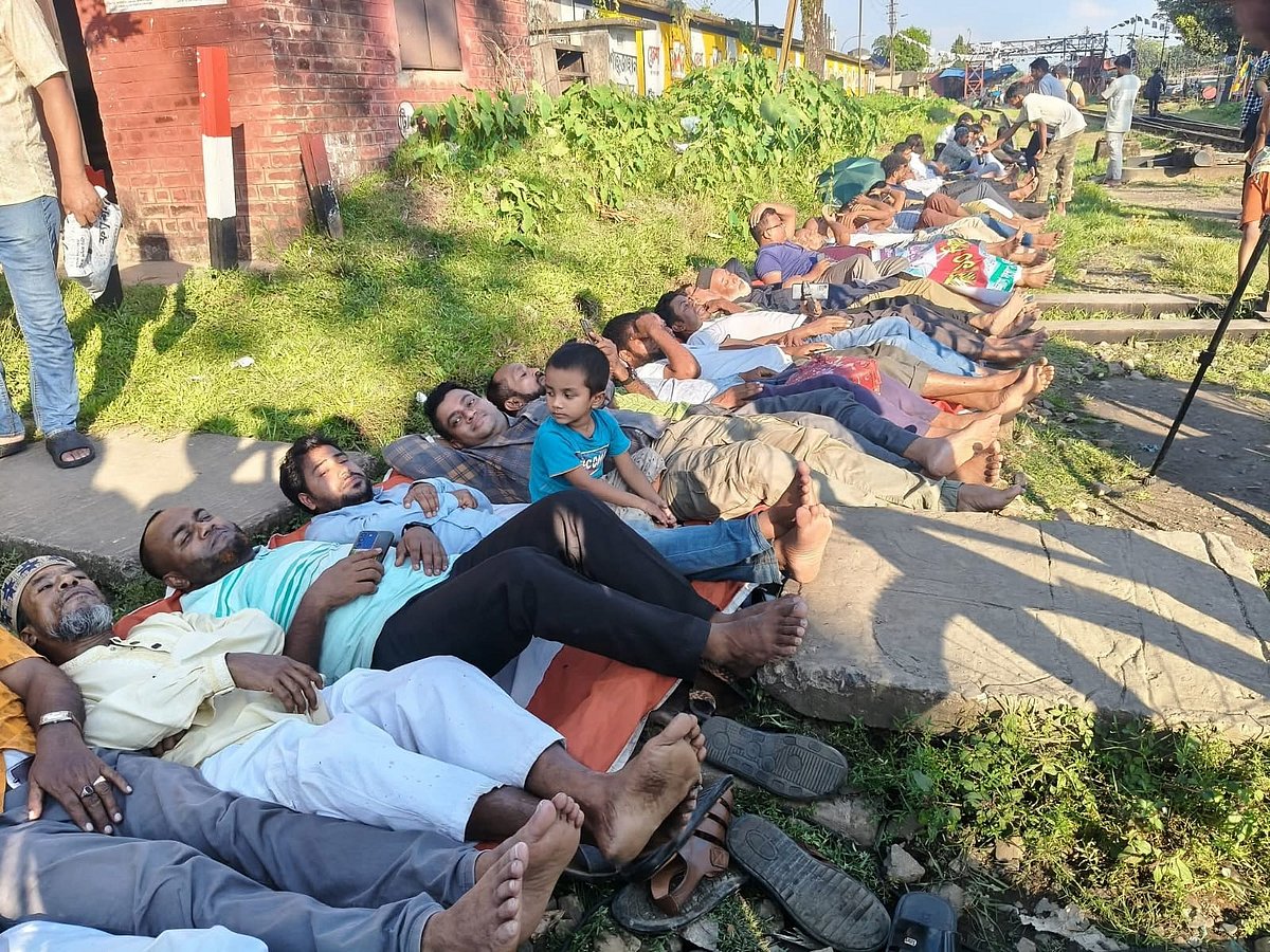 রেললাইনে শুয়ে সিলেট-ঢাকা রেলপথকে ডাবল লাইন করাসহ বিভিন্ন দাবি জানান একদল মানুষ। আজ বুধবার বিকেলে সিলেটের দক্ষিণ সুরমার রেলগেইট এলাকায়