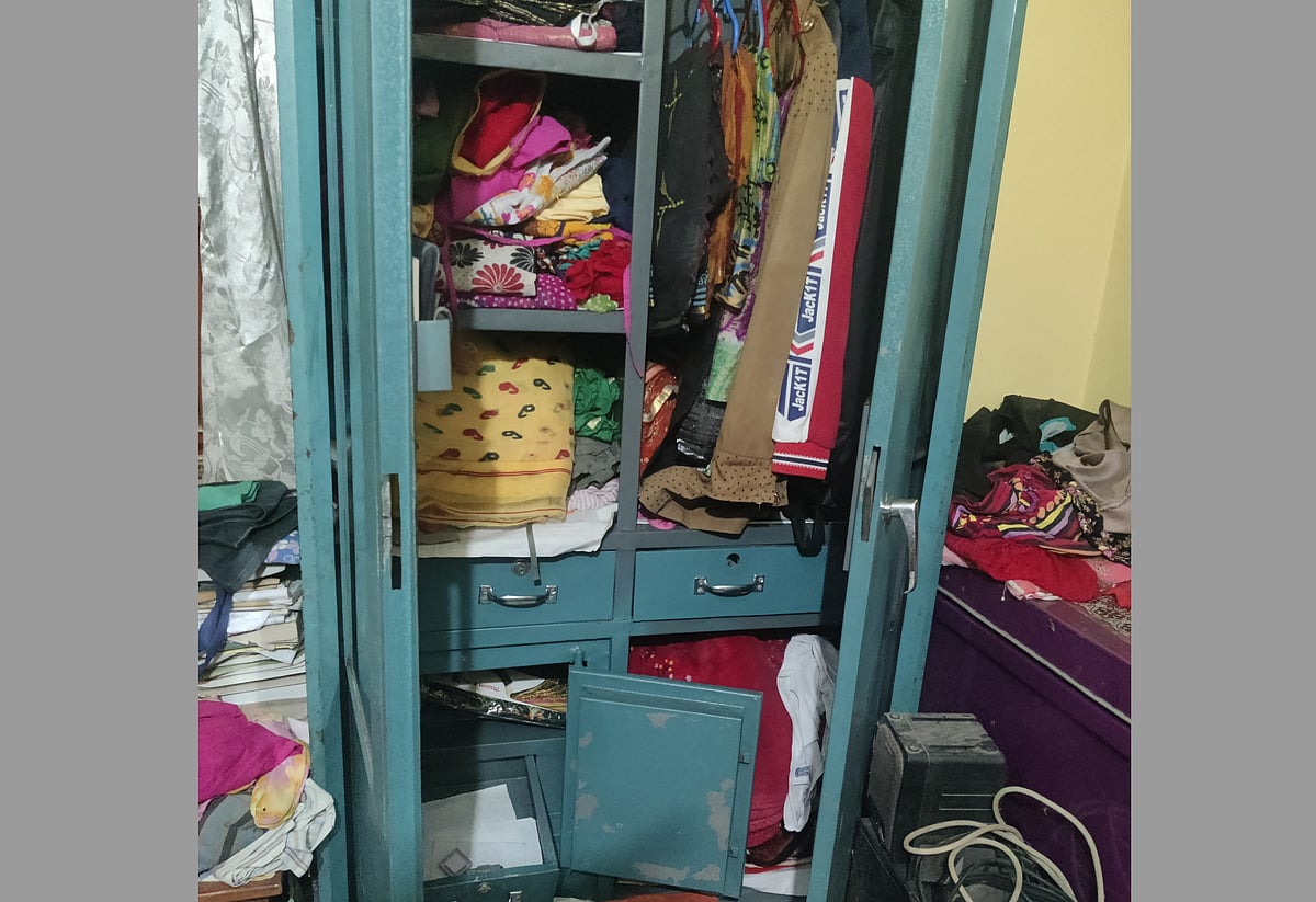 জয়পুরহাটের আক্কেলপুর পৌরশহরের হাজিপাড়া মহল্লার বাসিন্দা চাকরিজীবী দম্পতির বাসায় গতকাল মঙ্গলবার দিনদুপুরে চুরি ঘটনা ঘটেছে