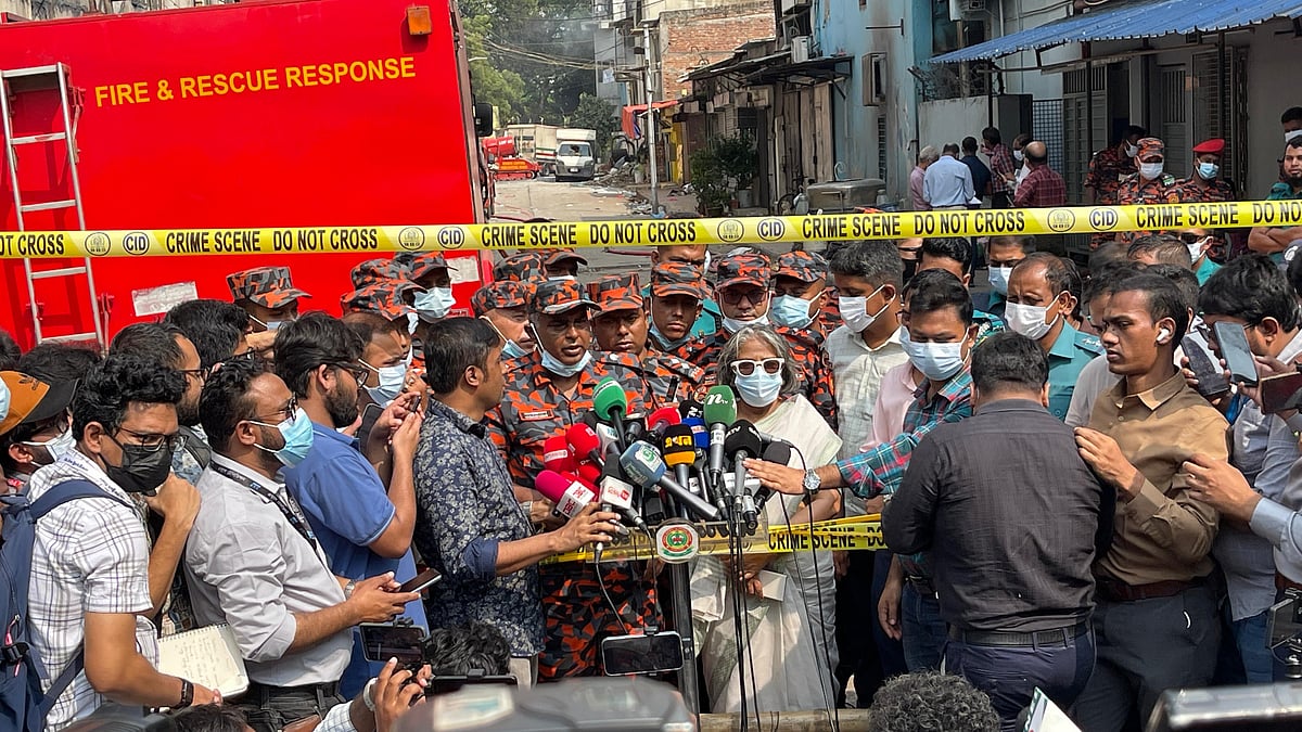 মিরপুরে রাসায়নিক গুদামে অগ্নিকাণ্ডের ঘটনাস্থল পরিদর্শন শেষে সাংবাদিকদের সঙ্গে কথা বলছেন উপদেষ্টা শারমীন এস মুরশিদ। আজ বুধবার দুপুরে