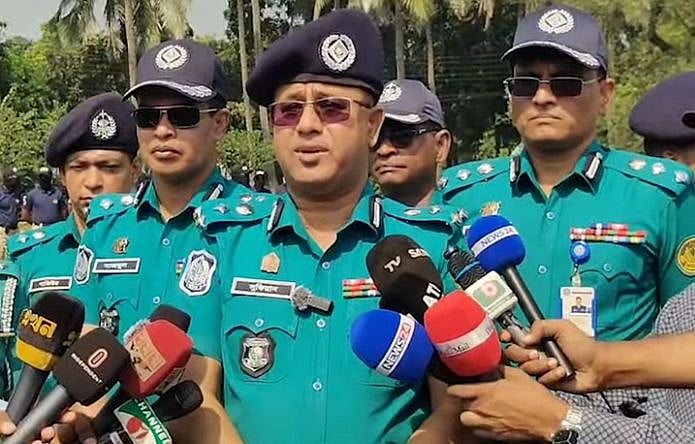 রাকসু নির্বাচন উপলক্ষে প্যারেড ব্রিফিং করেন রাজশাহীর পুলিশ কমিশনার মোহাম্মদ আবু সুফিয়ান। আজ বেলা ১১টায় বিশ্ববিদ্যালয়ের জুবেরী ভবনের খেলার মাঠে