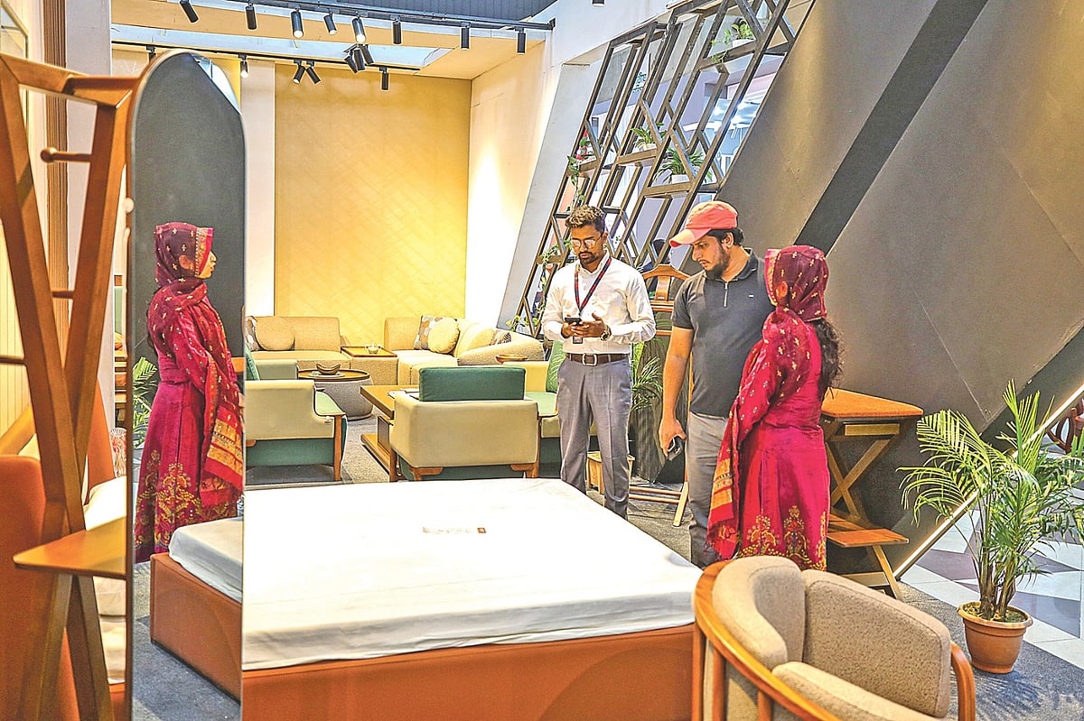 রাজধানীতে চলছে পাঁচ দিনের আসবাবপত্র মেলা। এই মেলা উপলক্ষে অংশগ্রহণকারী প্রতিষ্ঠানগুলো ক্রেতাদের বিশেষ মূল্য ছাড় দিচ্ছে। মেলায় পছন্দের আসবাব দেখছেন আগ্রহী কয়েকজন ক্রেতা। গতকাল রাজধানীর ইন্টারন্যাশনাল কনভেনশন সিটি বসুন্ধরায়