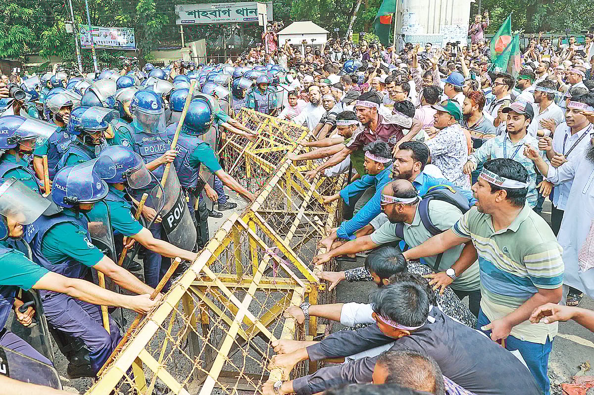 তিন দফা নিয়ে প্রজ্ঞাপন জারির দাবিতে শাহবাগ মোড় অবরোধ করেন আন্দোলনরত এমপিওভুক্ত শিক্ষক-কর্মচারীরা। তাঁদের বাধা দিতে শাহবাগের প্রবেশমুখে পুলিশ প্রতিবন্ধক দিয়ে রাখে। এক পর্যায়ে পুলিশের সঙ্গে ধস্তাধস্তি করে সেই প্রতিবন্ধক ভেঙে শাহবাগ মোড়ে অবস্থান নেন তাঁরা