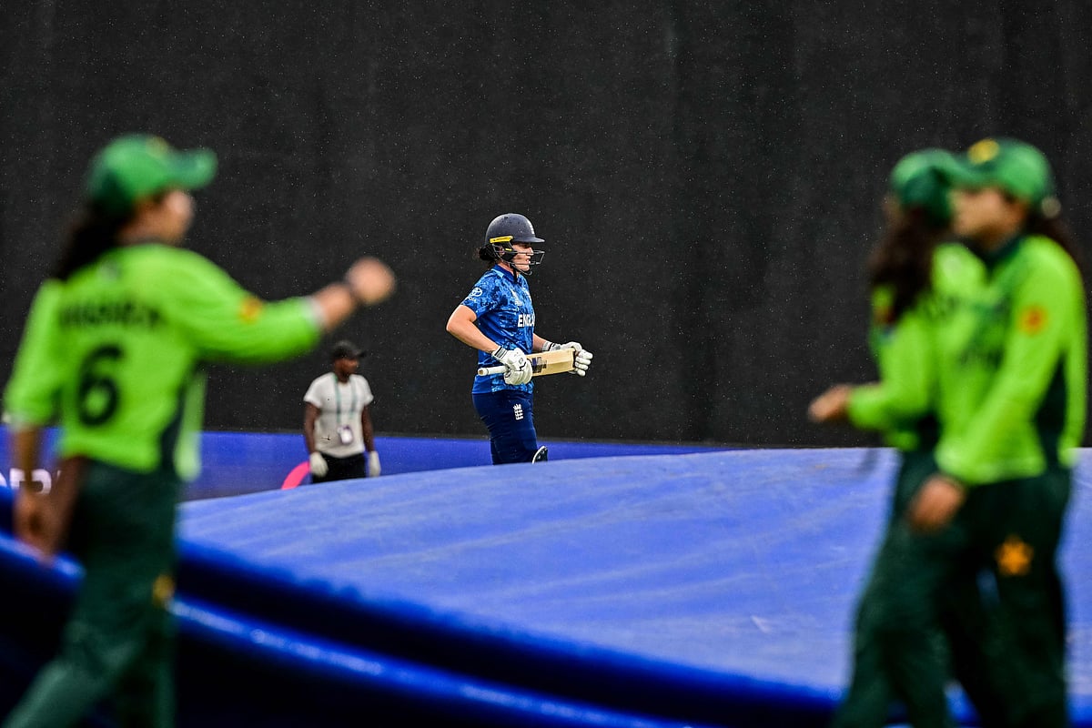 বৃষ্টি–বাধায় ইংল্যান্ডকে হারাতে পারেনি পাকিস্তান