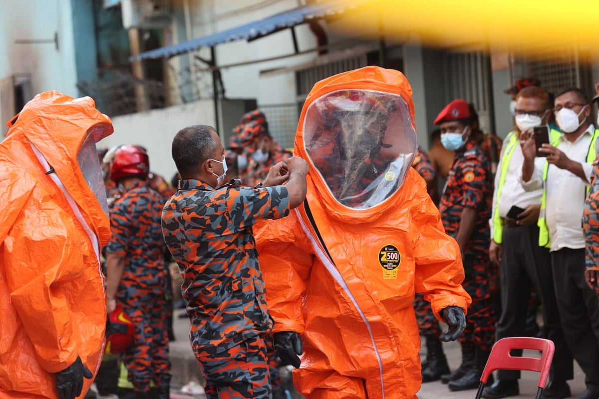 রাজধানীর মিরপুরের শিয়ালবাড়িতে আগুন লাগা রাসায়নিক গুদামে ঢোকার প্রস্তুতি নিচ্ছেন ফায়ার সার্ভিসের সদস্যরা। আজ বুধবার