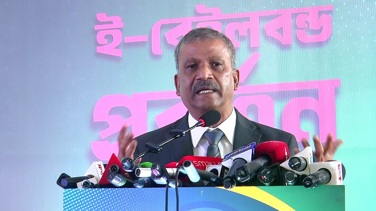 ‘ই-বেইলবন্ড’ কার্যক্রমের উদ্বোধন অনুষ্ঠানে বক্তব্য দেন আইন উপদেষ্টা অধ্যাপক আসিফ নজরুল। আজ বুধবার বিকেলে নারায়ণগঞ্জ সার্কিট হাউজে‘