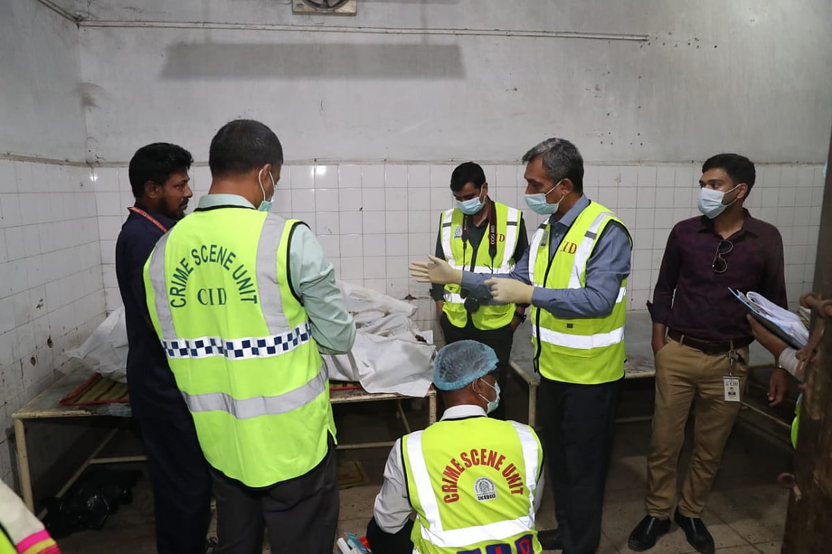 রাজধানীর মিরপুরের শিয়ালবাড়িতে আগুনে পুড়ে মারা যাওয়া ব্যক্তিদের নমুনা সংগ্রহ করছে সিআইডি। আজ বুধবার, ঢাকা মেডিকেল কলেজ হাসপাতালের মর্গে