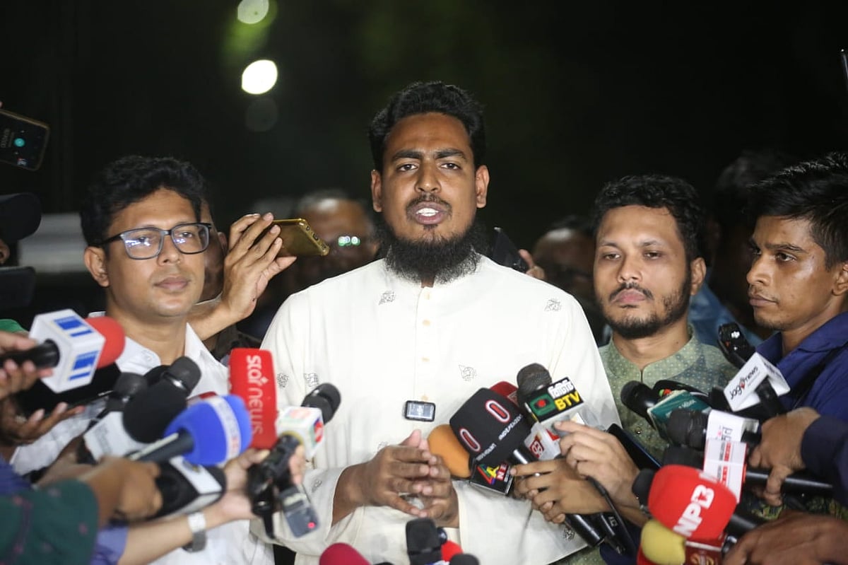 জাতীয় ঐকমত্য কমিশনের সঙ্গে বৈঠক শেষে বের হয়ে সাংবাদিকদের সঙ্গে কথা বলেন এনসিপির সদস্যসচিব আখতার হোসেন। আজ বুধবার রাতে রাজধানীর ফরেন সার্ভিস একাডেমিতে