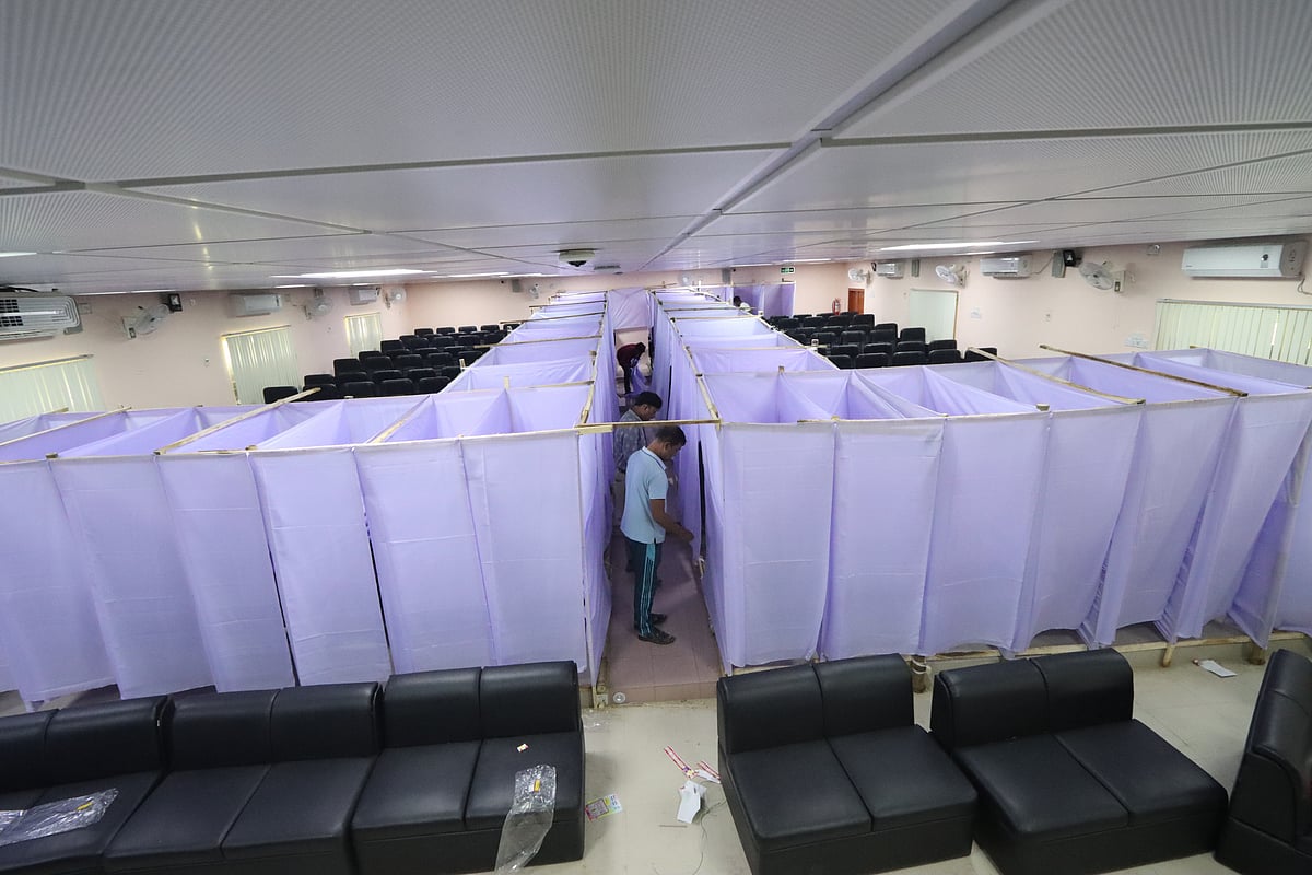 রাজশাহী বিশ্ববিদ্যালয়ে কেন্দ্রীয় ছাত্র সংসদ (রাকসু) নির্বাচনের কেন্দ্রগুলোয় বুথ প্রস্তুত করা হয়েছে।