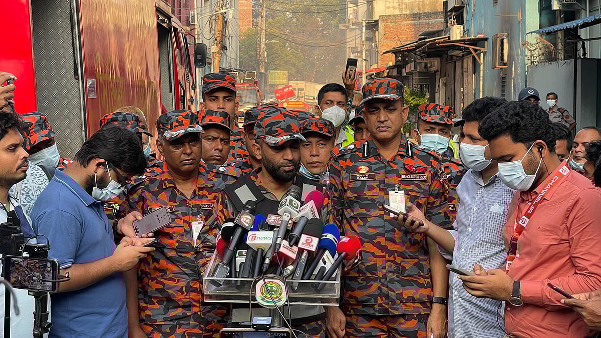 বিকেলে সাংবাদিকদের ব্রিফ করেন ফায়ার সার্ভিসের পরিচালক (অপারেশন অ্যান্ড মেইনটেন্যান্স) লে. কর্নেল তাজুল ইসলাম। ঢাকা। ১৫ অক্টোবর