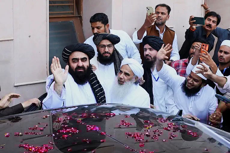 ভারতের উত্তর প্রদেশের দেওবন্দে দারুল উলুম দেওবন্দ মাদ্রাসায় তালেবানের পররাষ্ট্রমন্ত্রী আমির খান মুত্তাকি। ১১ অক্টোবর ২০২৫