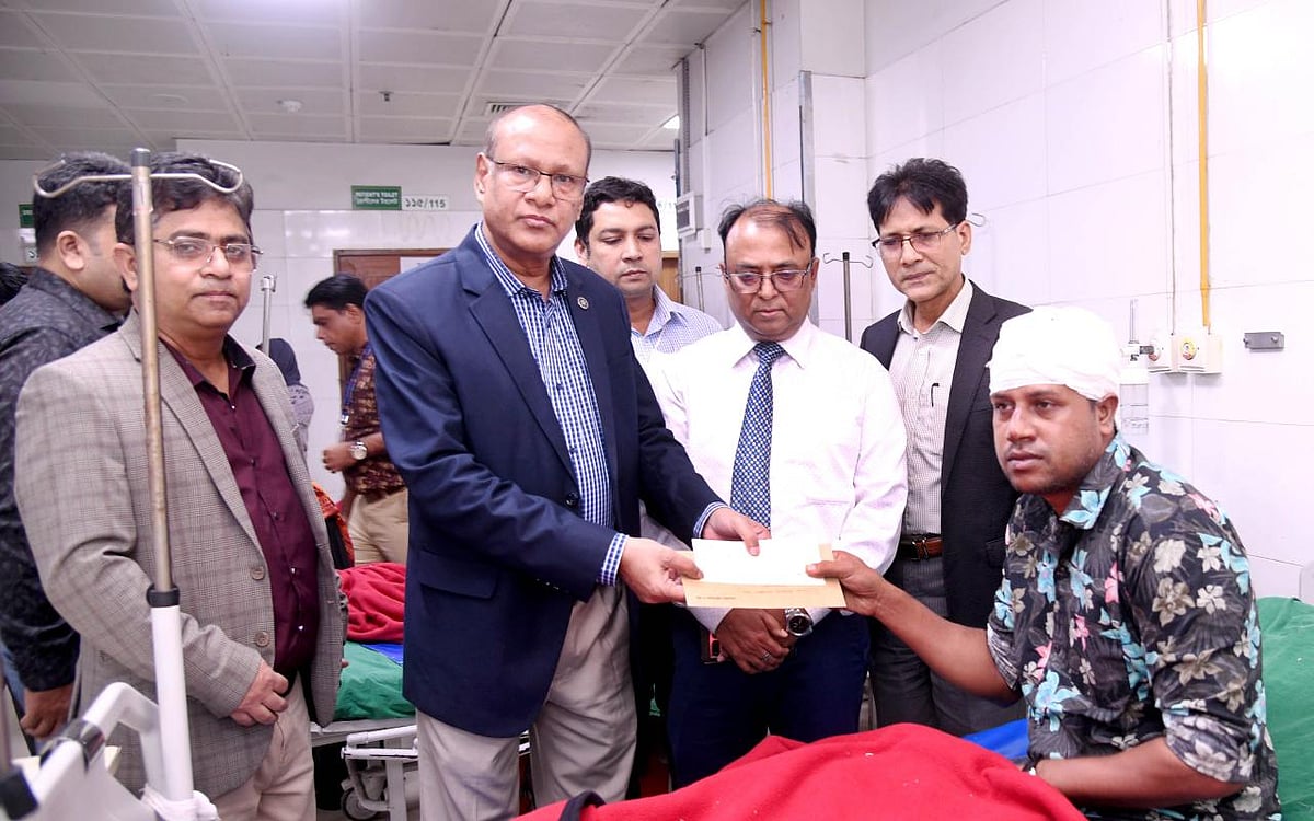 আজ বুধবার ন্যাশনাল ইনস্টিটিউট অব বার্ন এন্ড প্লাস্টিক সার্জারিতে আহত শ্রমিকদের দেখতে যান শ্রমসচিব মো. সানোয়ার জাহান ভূঁইয়া