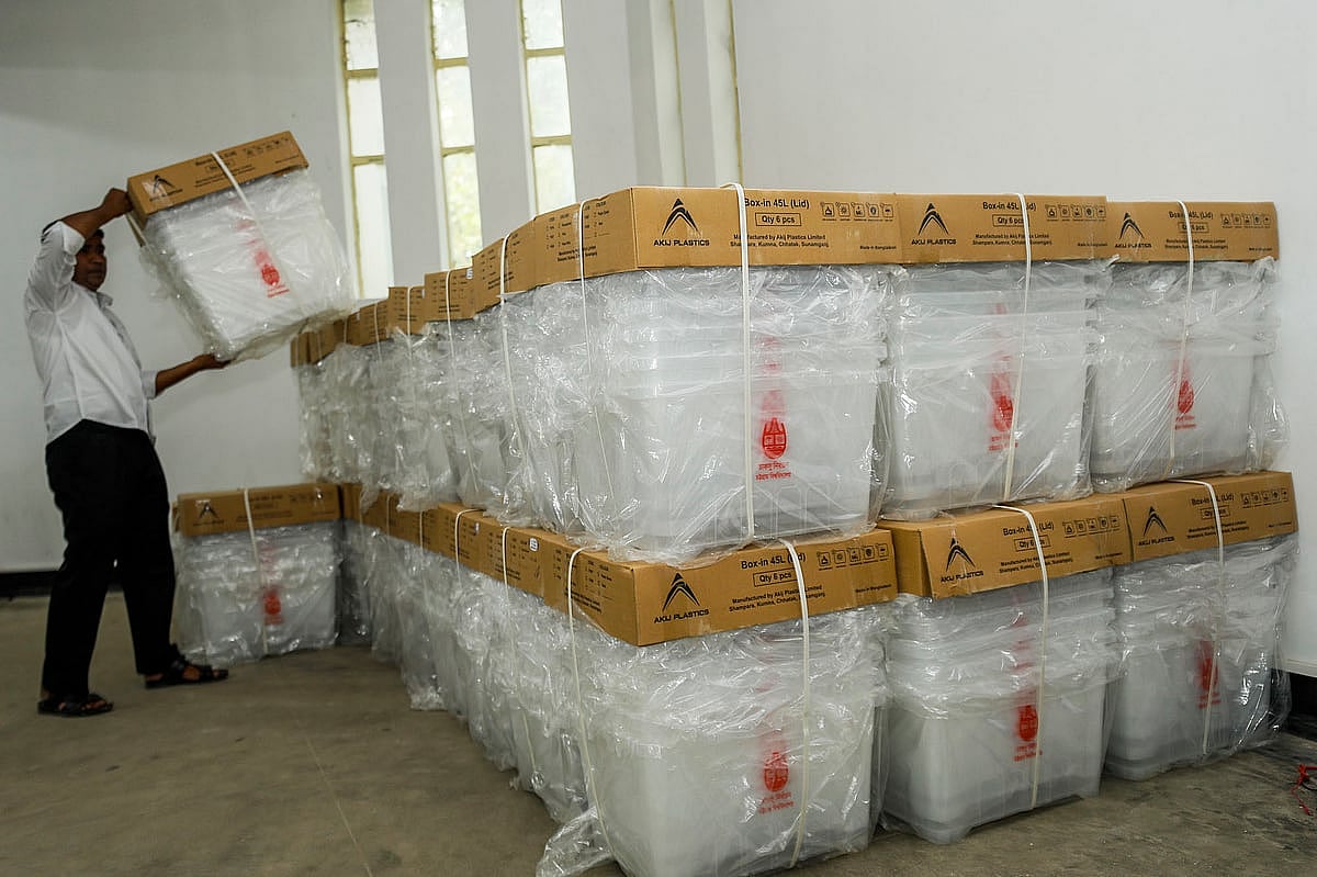 ভোটকেন্দ্রে নেওয়ার জন্য ব্যালট বাক্স প্রস্তুত করে রাখা হচ্ছে