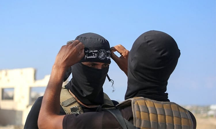 গাজা নগরী থেকে ইসরায়েলি সেনাদের প্রত্যাহার করে নেওয়ার পর গাজার উত্তরাঞ্চলে হামাস সরকারের কালো মুখোশধারী সশস্ত্র পুলিশ পুনরায় রাস্তায় পাহারা দিতে শুরু করেছে