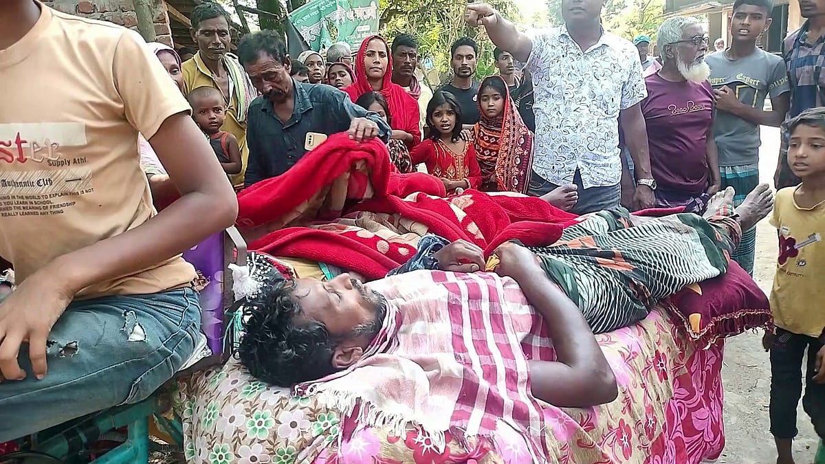 চাঁপাইনবাবগঞ্জের নাচোল উপজেলার ফতেপুরে পূর্ব বিরোধের জের ধরে বিএনপির এক পক্ষের হামলায় অপর পক্ষের ১৪ জন আহত হন। এর মধ্যে দুজন বুধবার রাতে রাজশাহী মেডিকেল কলেজ হাসপাতালে মারা গেছেন। মঙ্গলবারের ছবি