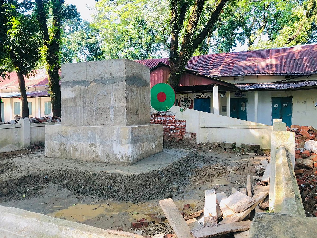 সুনামগঞ্জ সরকারি কলেজের শহীদ মিনার। এটি ভেঙে একটি স্মারকস্তম্ভ নির্মাণ করা হচ্ছে। গতকাল মঙ্গলবার তোলা